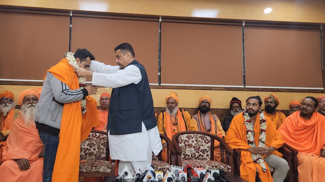 West Bengal BJP leader honours men accused of assaulting Muslim vendors at Gita Event